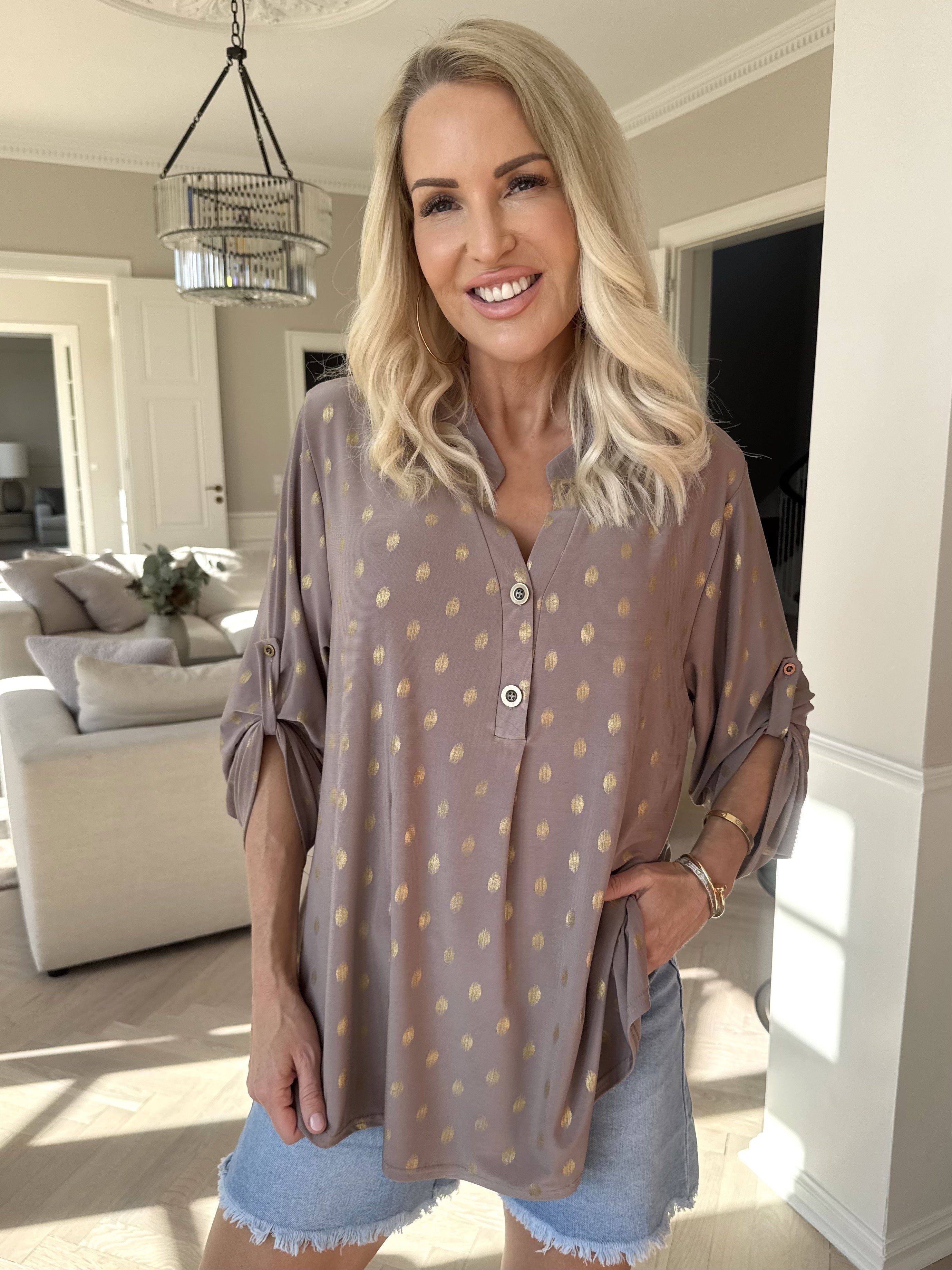 Ebba Gold Shirt - Elastisk bluse med guld dutter